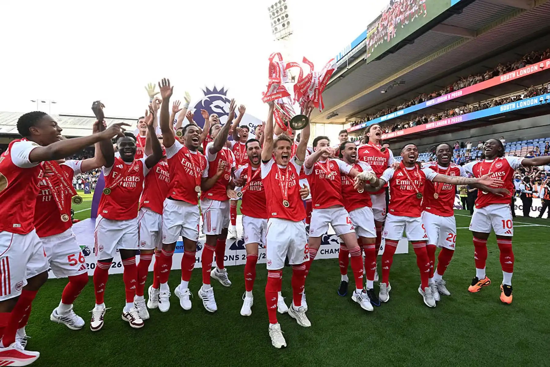 Arsenal FC players lifting the trophy